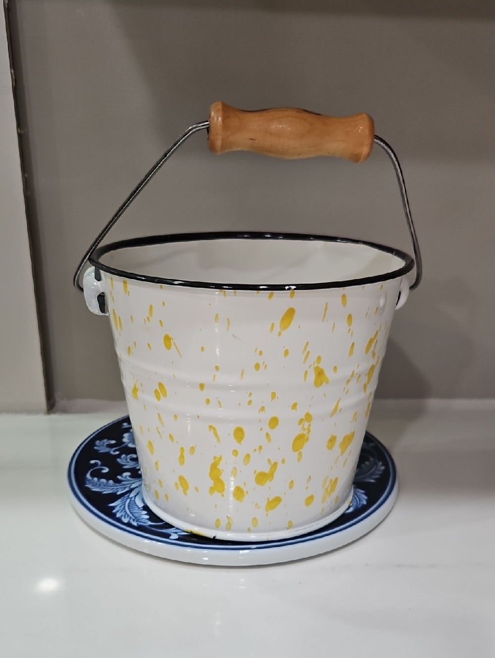 Metal Speckled Bucket W/ Handle